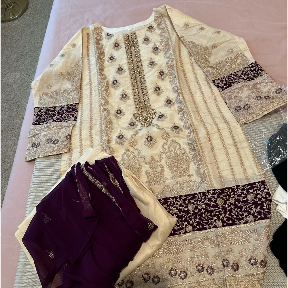 Pakistani outfit shalwar kameez